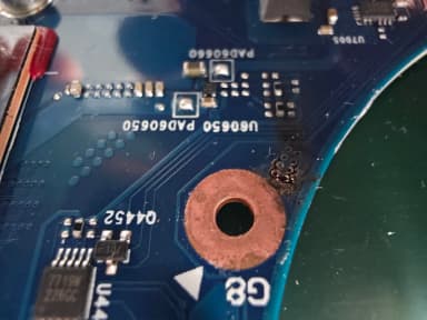 Diagnostyka płyty głównej laptopa na stanowisku serwisowym