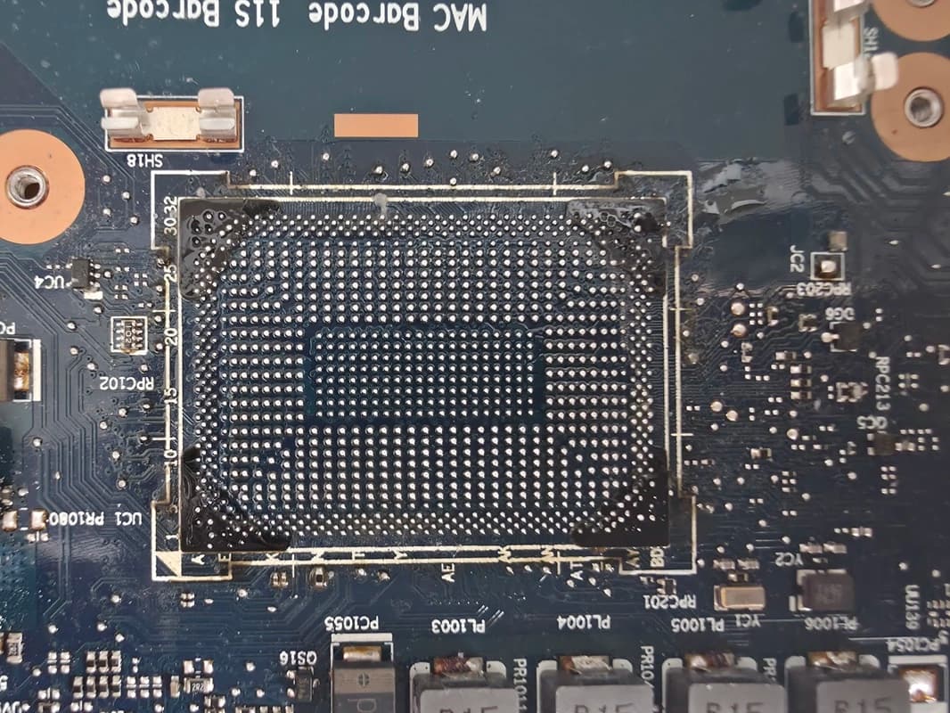 Reballing układu AMD Ryzen na płycie Lenovo z czarnym klejem wokół BGA – zaawansowana naprawa laptopa