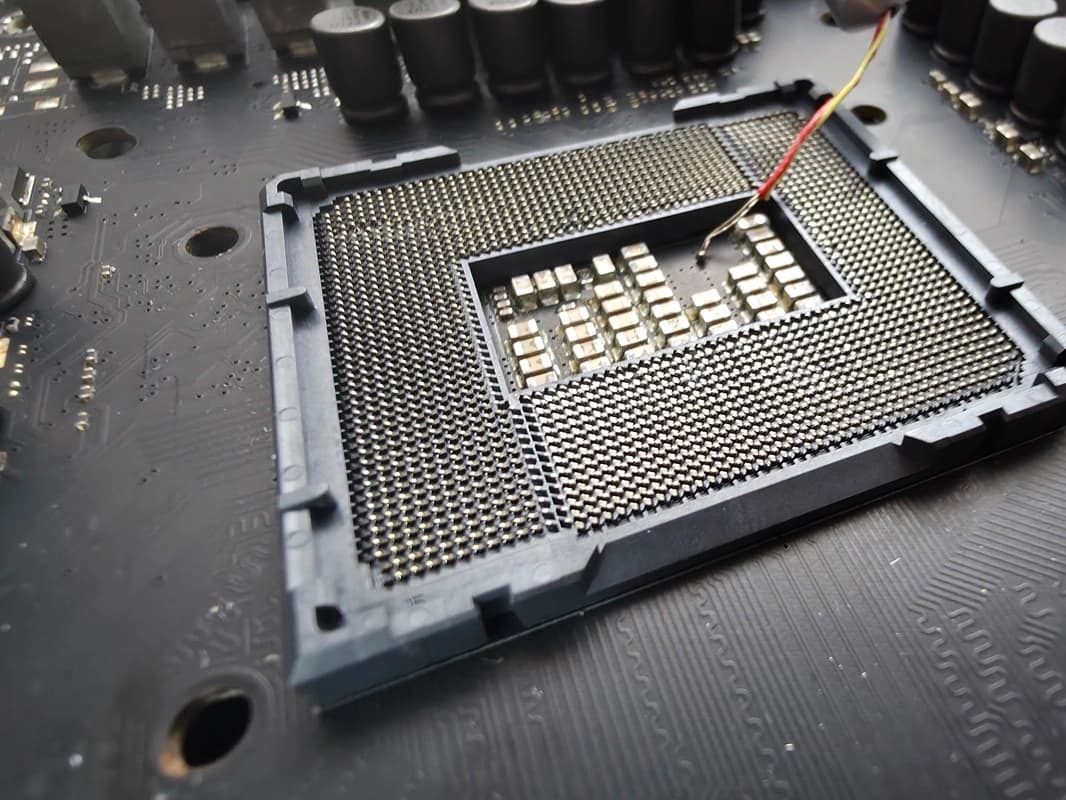 Uszkodzone piny w gnieździe LGA1700 płyty głównej Asus Maximus Z690 Formula – naprawa socketu procesora