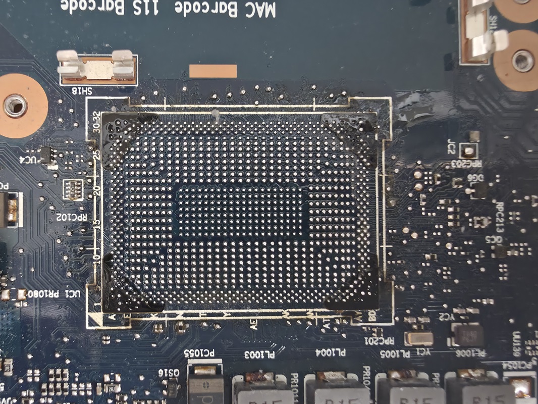 Reballing wymiana układu AMD Ryzen na płycie Lenovo z czarnym klejem wokół BGA – zaawansowana naprawa laptopa